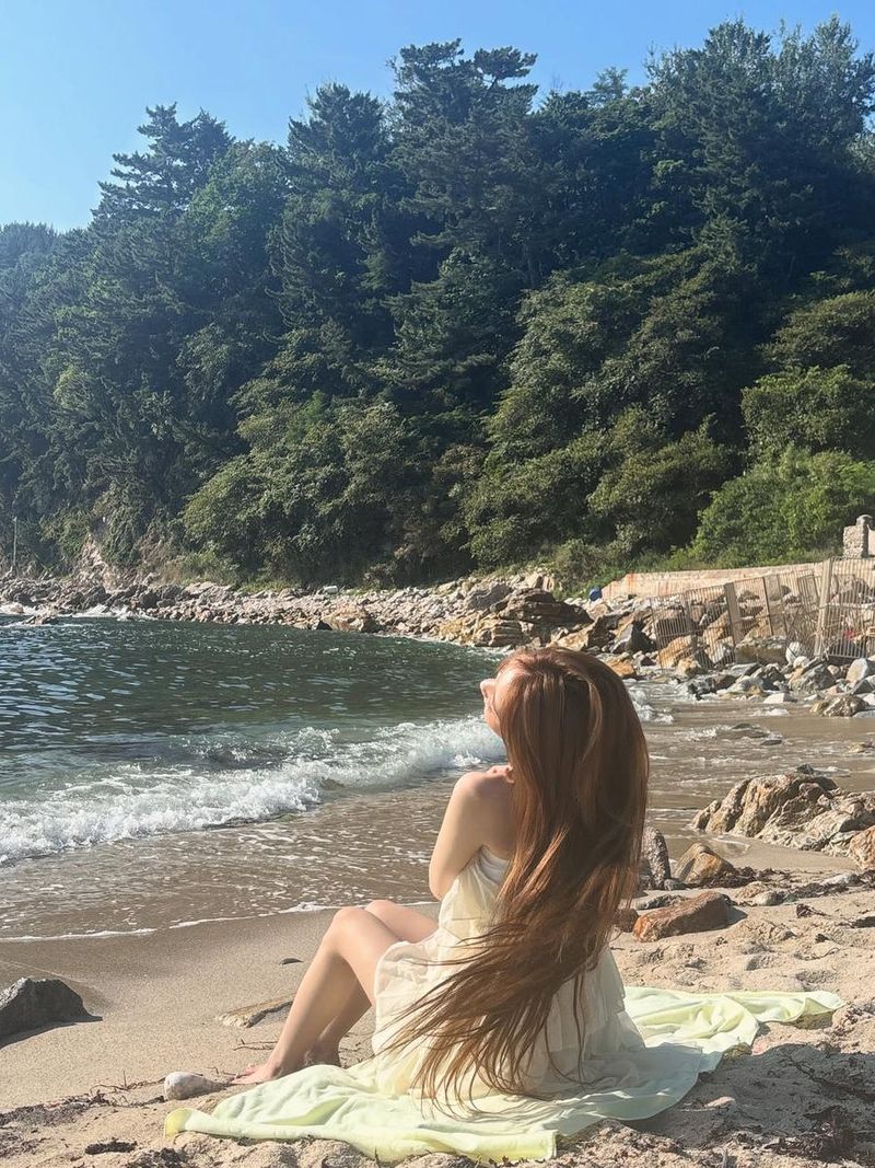 “흩날리는 긴 머릿결”…루셈블 여진, 해변의 여름 오후→고요한 청량감 / 걸그룹 루셈블 여진 인스타그램