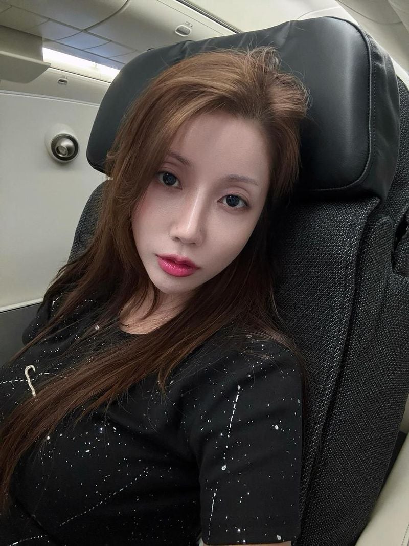 “남은 주말엔 여유를”…두리, 비행기 속 고요한 여운→성숙한 미모 / 가수 두리 인스타그램