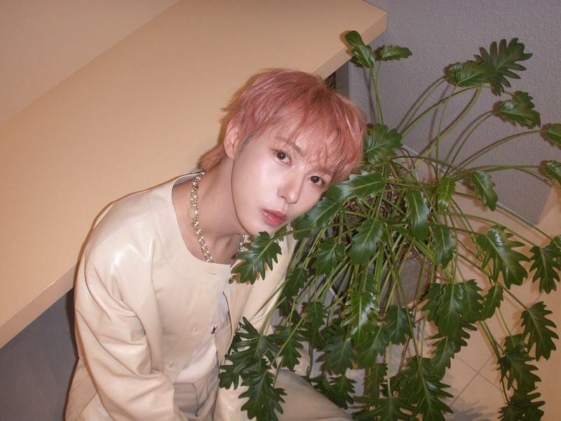 “식물 곁에서 잠시 멈춤”…런쥔, 부드러움 속 깊은 응시→잔잔한 여운 / 그룹 NCT 런쥔 인스타그램