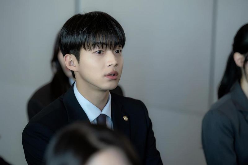 “조용한 긴장감에 잠긴 순간”…김강민, 정적 속 시선→내면의 울림 / 배우 김강민 인스타그램