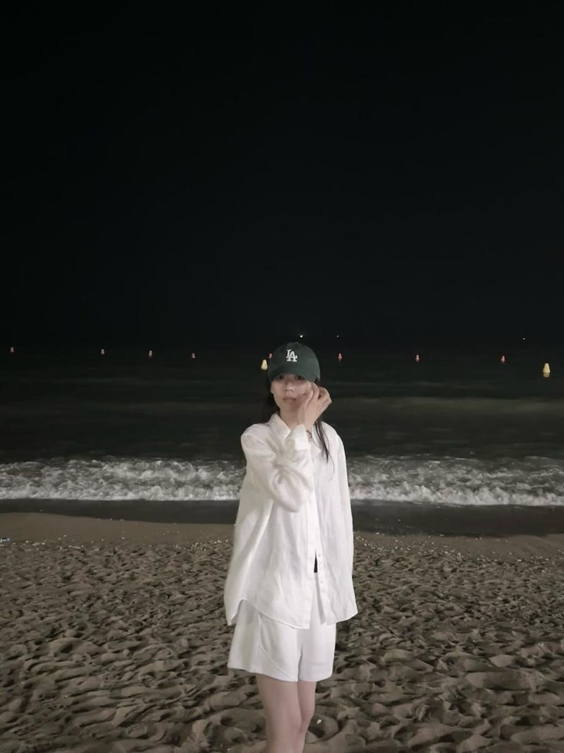 “밤바다에 서서”…이이담, 고요함 속 존재감→차분한 여름 산책 / 배우 이이담 인스타그램