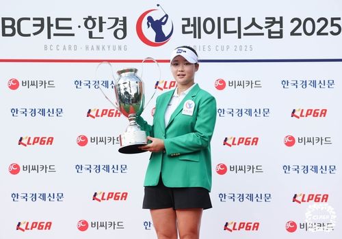 “18번홀 11m 이글 퍼트”…김민솔, BC카드·한경레이디스컵 우승 19언더파 기록 / 연합뉴스
