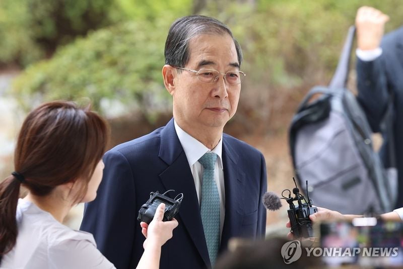 한덕수 전 국무총리가 22일 '12·3 비상계엄' 관련 내란·외환 사건을 수사하는 조은석 특별검사팀 사무실이 마련된 서울 서초구 서울고등검찰청으로 출석하고 있다. 2025.8.22 / 연합뉴스