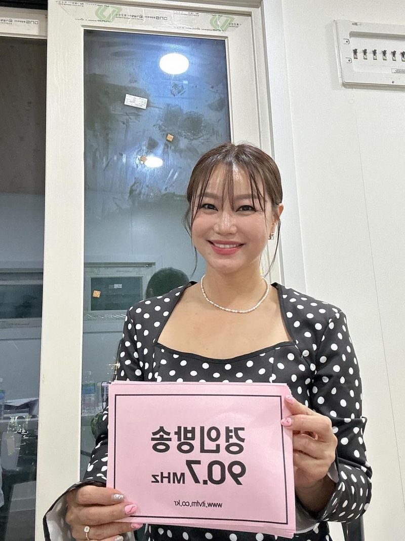 “풍성한 무대가 기다립니다”…김양, 밝은 미소 속 단정함→여름밤 행사 기대감 / 가수 김양 인스타그램