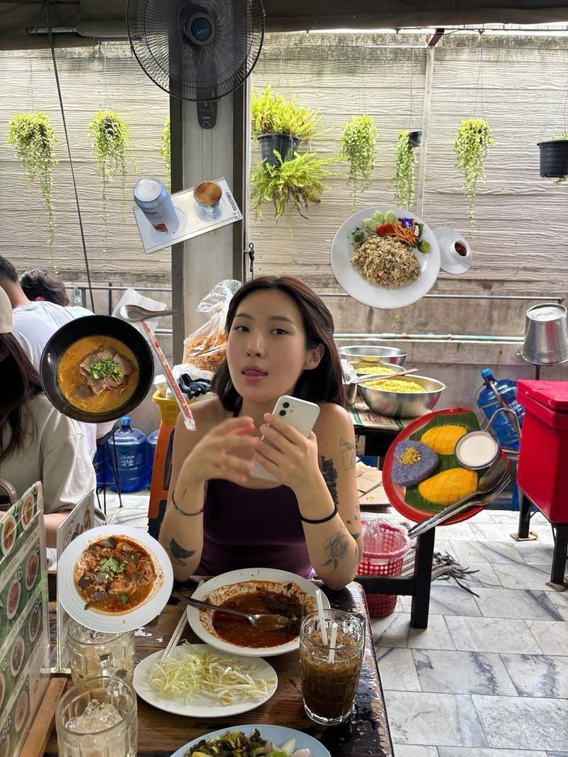 “meet me at the coffee shop”…밀레나, 태국 여름 낮→쾌활한 미소와 자유 / 가수 밀레나 인스타그램