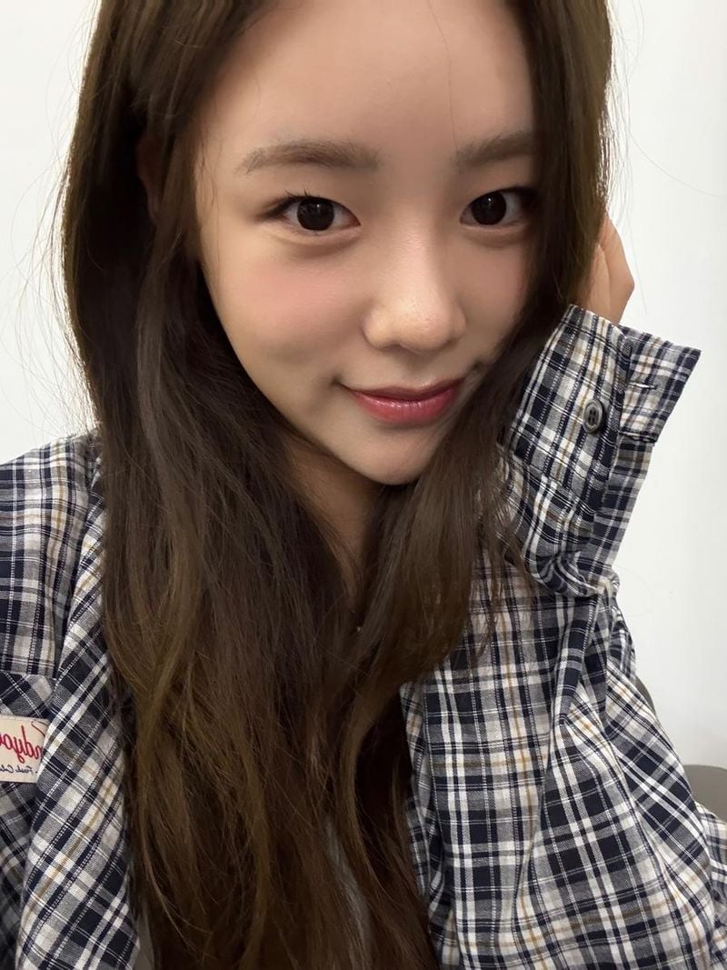 “저물어가는 여름빛처럼”…김민설, 담담한 미소→청량 감성 가득 셀카 / 솔로지옥4 출연자 배우 김민설 인스타그램