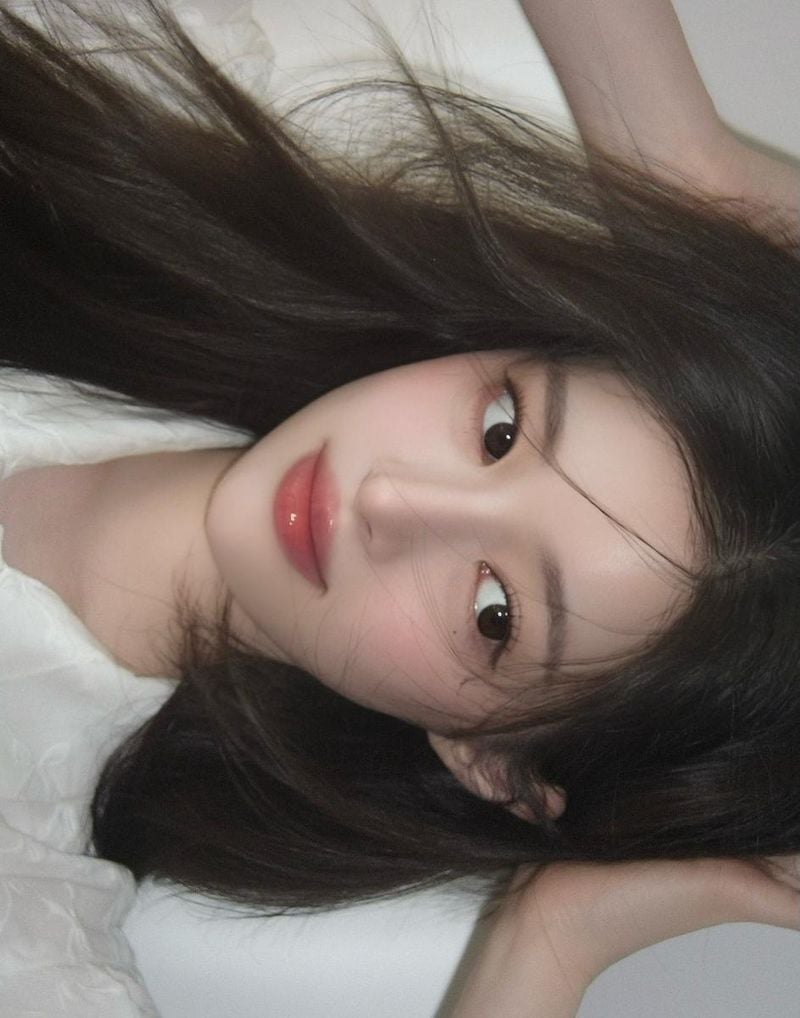 “눈길 머문 은은한 순간”…유혜원, 부드러운 시선→청초한 여름 감성 / 커플팰리스2 출연자 모델 유혜원 인스타그램