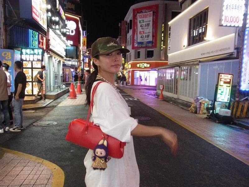 “요즘 좋아하는 가방과 함께”…허니제이, 무심한 시선→밤거리 감성 폭발 / 댄서, 안무가 허니제이 인스타그램