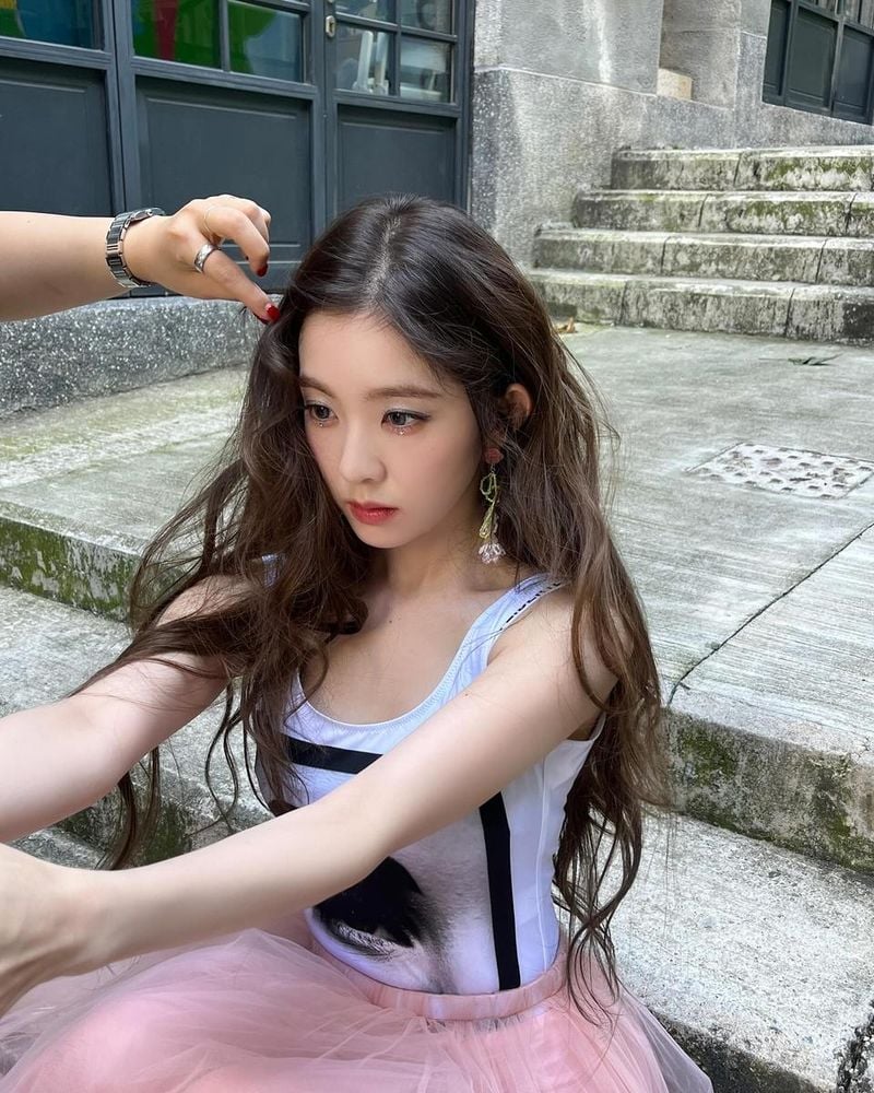 “차분한 여름 오후의 몽환”…아이린, 풍성한 긴 생머리→빛나는 눈빛 / 걸그룹 레드벨벳 아이린 배주현 인스타그램