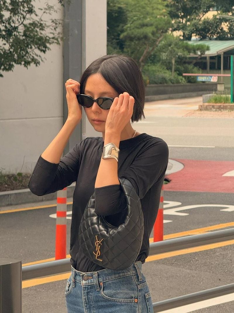 “일요일 산책길의 여백”…김나영, 고요한 오후→시크한 BLACK 무드 / 방송인 김나영 인스타그램