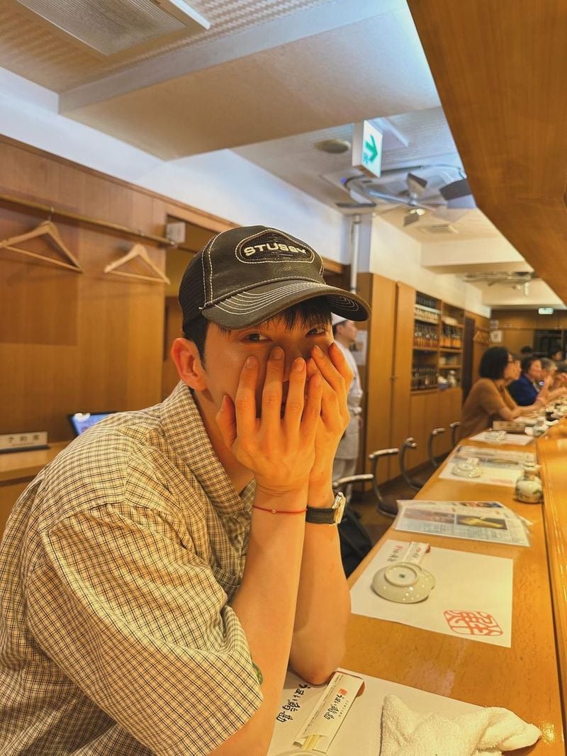 “이 더위를 어쩌죠”…조권, 일본 여름→테이블 위 휴식 / 그룹 2AM 조권 인스타그램