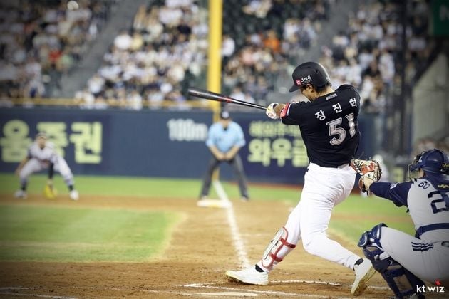 “8회 대타 역전 3점포”…장진혁, kt 주말 3연전 싹쓸이 견인 / 연합뉴스