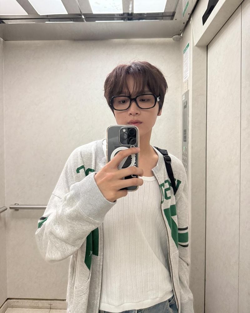“차분함 속에 깃든 여름의 온기”…해찬, 에스컬레이터 셀카→편안한 일상 속 멋 / 그룹 NCT 해찬 인스타그램