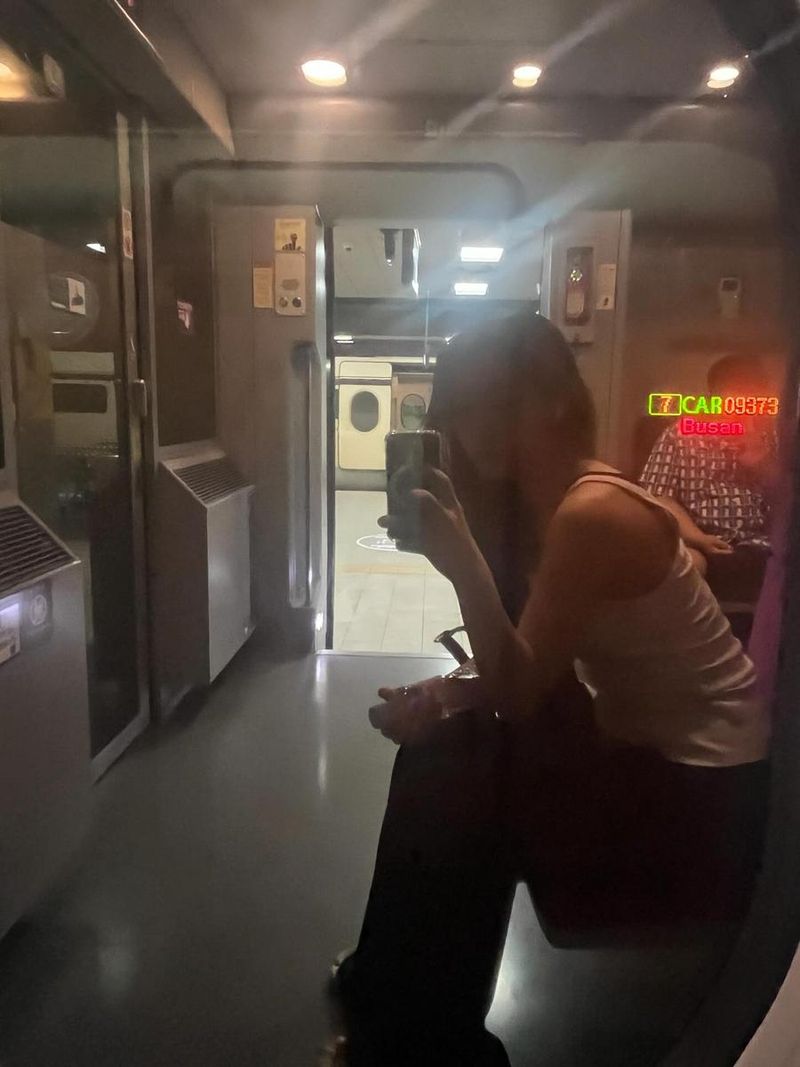 “흐릿한 유리 너머로 비친 자신”…송서린, 비오는 여름밤→고요한 기차 여행 / 배우 송서린 인스타그램