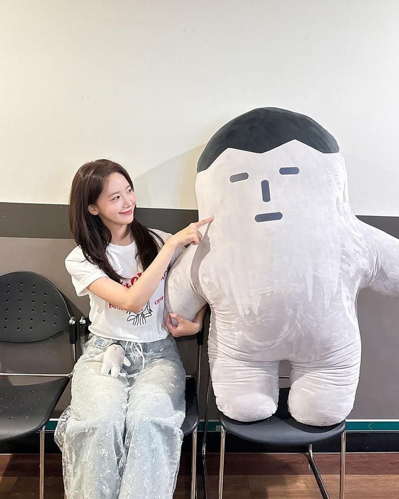 “같이 다닌 길군 인형과 찰칵”…임윤아, 유쾌한 무드→새로운 여운 / 소녀시대 임윤아 인스타그램