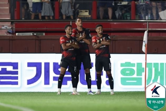 “조르지 멀티골 폭발”…포항, 전북 22경기 무패 저지하며 3위 도약 / 연합뉴스