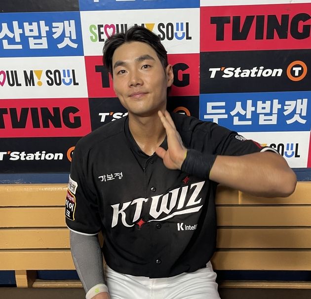 “데뷔 첫 대타 홈런 작렬”…장진혁, 8회 3점포로 kt 역전승 견인 / 연합뉴스