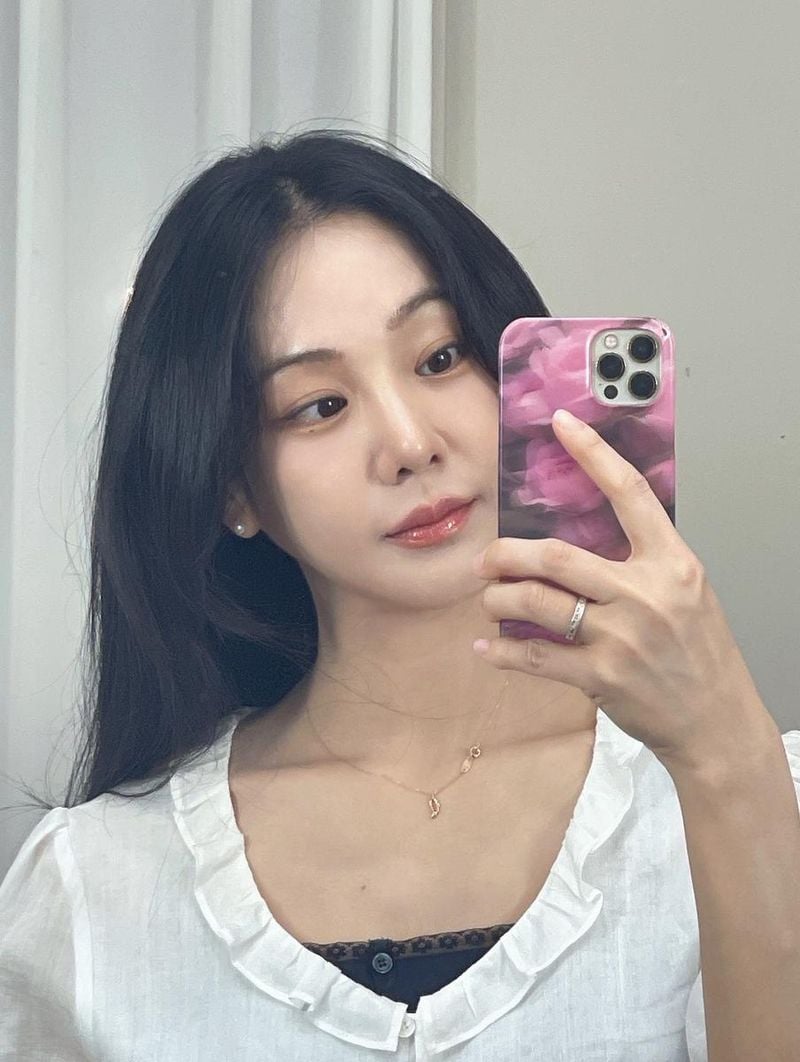 “갈까?”…한지은, 달빛 머금은 시선→순수 담은 거울 셀카 / 배우 한지은 인스타그램