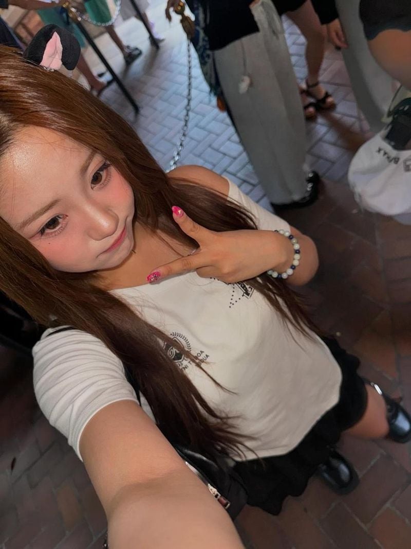 “순수한 장난기 가득”…유나, 여름 밤 설렘→귀여움 폭발 인증 / 걸그룹 첫사랑 유나 인스타그램