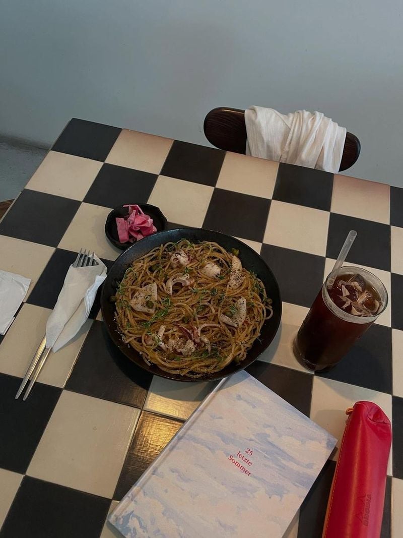 “흘러가는 여름밤을 담으며”…박정화, 저물녘 식탁→고요한 여운 / 가수, 배우 박정화 인스타그램