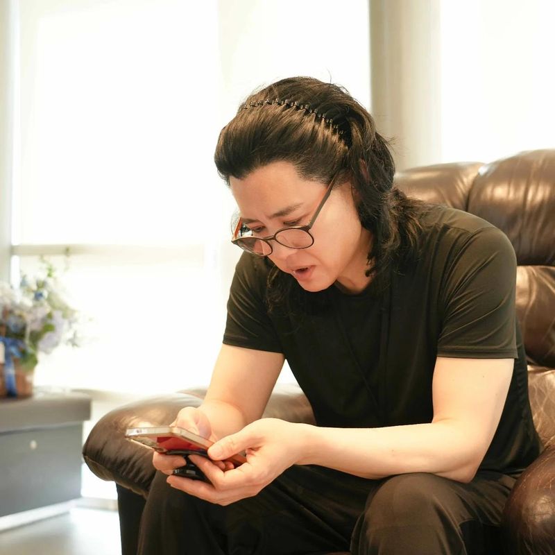 “벼락치기 정말 잘하는 순간”…양준일, 집중의 아침→책상 위 묵직한 무드 / 가수 양준일 인스타그램