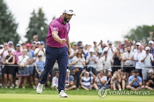 “연장 버디로 우승 확정”…욘 람, LIV 골프 팀 챔피언십 제패 / 연합뉴스