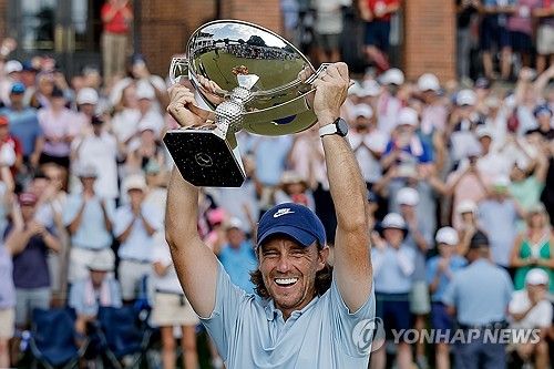 “163전 164기 첫 우승”…플리트우드, 투어 챔피언십 제패 1천만달러 상금 / 연합뉴스