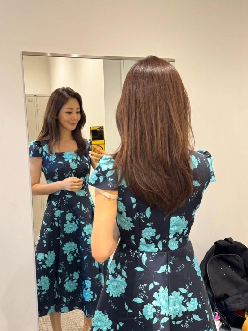 “꼬까옷 입었을땐”…오나라, 거울 앞 미소→여름의 우아함 담은 순간 / 배우 오나라 인스타그램