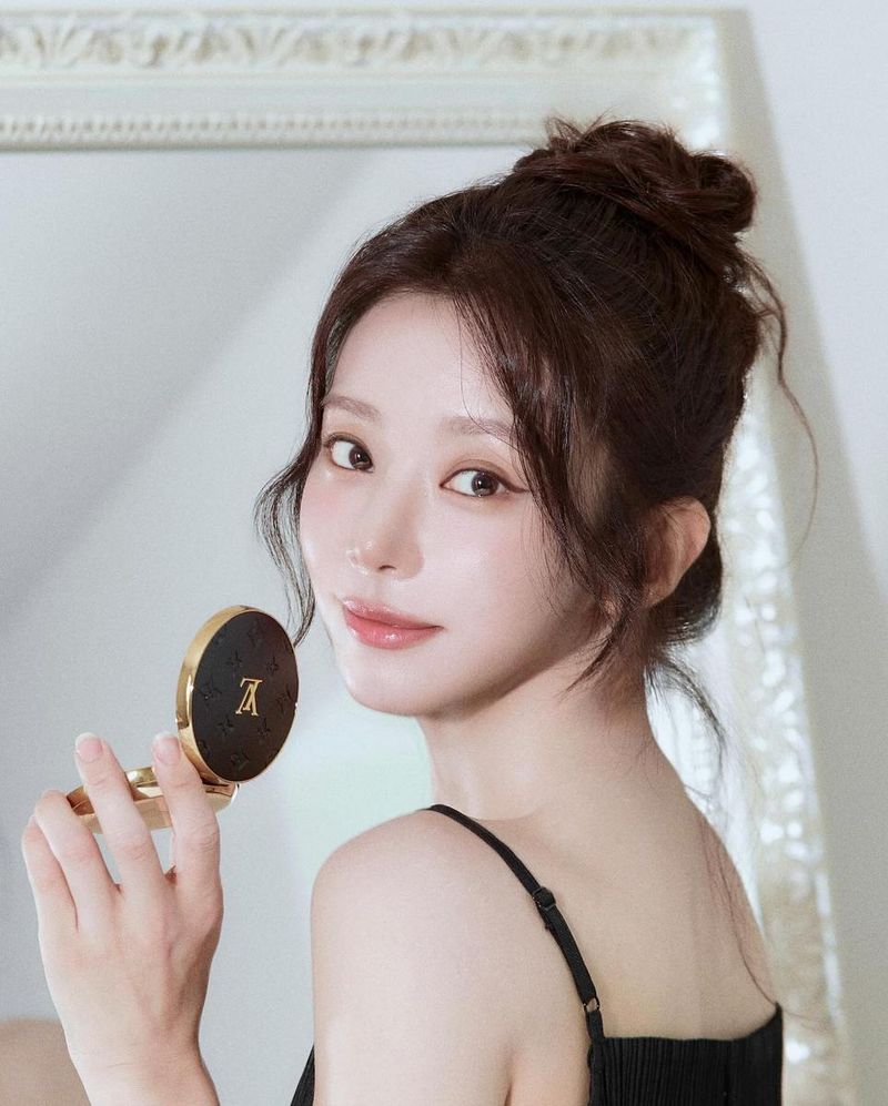 “거울 너머 눈빛이 닿는 순간”…이주빈, 고요한 설렘→청초 미모 인증 / 배우 이주빈 인스타그램