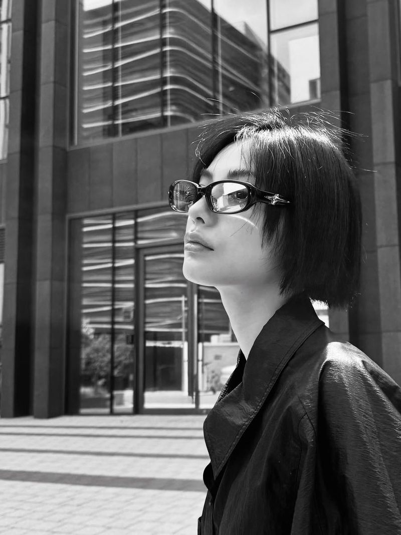“유리창 너머 쏟아진 여름”…나나, 도심의 정적→강렬 시선 / 걸그룹 애프터스쿨 나나 인스타그램