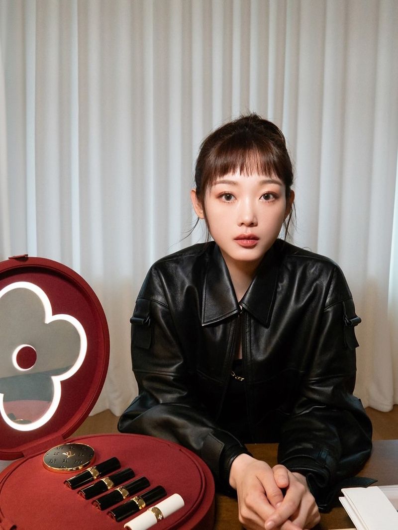 “묘한 침묵 속 설렘”…이유미, 가을 오후→블랙 시크로 전율 / 배우 이유미 인스타그램