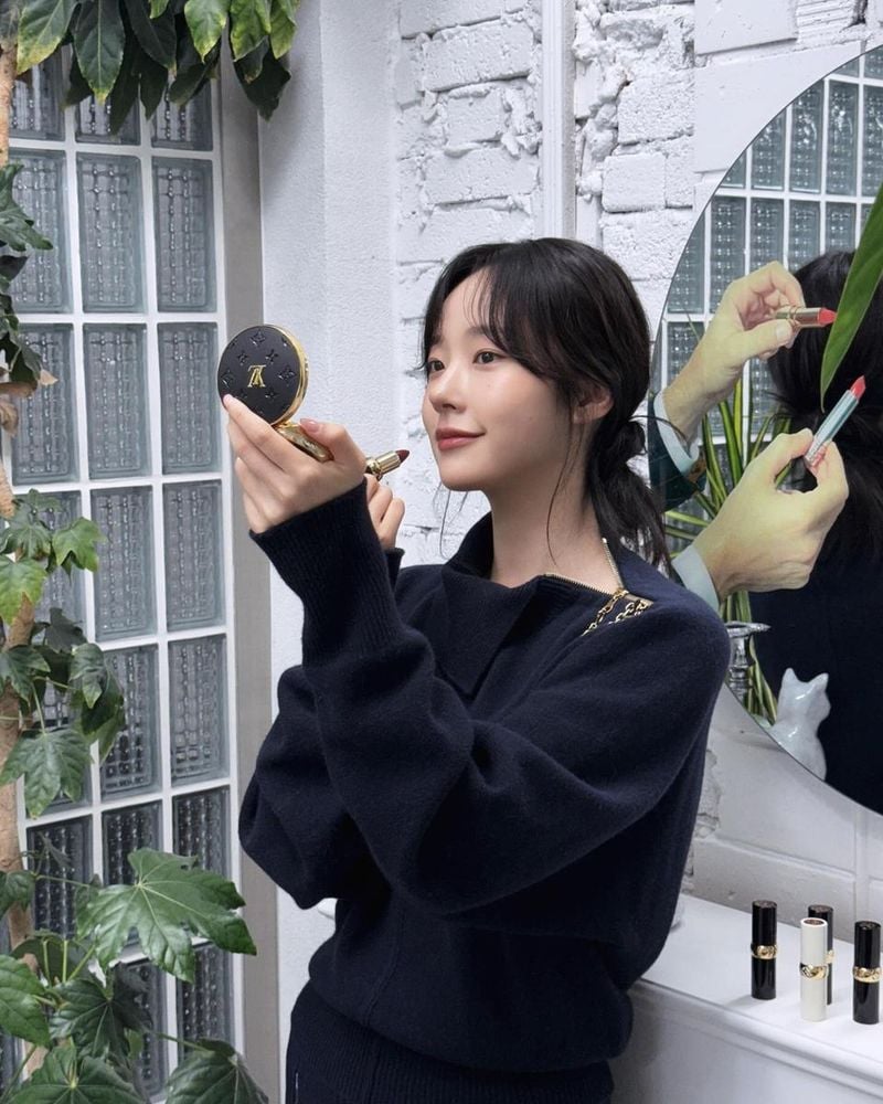 “은은한 시선에 머무른 순간”…채원빈, 거울 앞 고요함→청초 미소로 환기 / 배우 채원빈 인스타그램