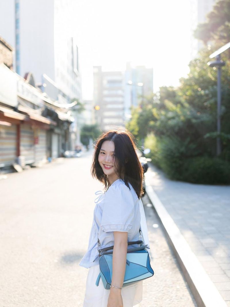 “여름 햇살이 머문 미소”…효정, 맑은 오후→청량감 전율 / 걸그룹 오마이걸 효정 인스타그램