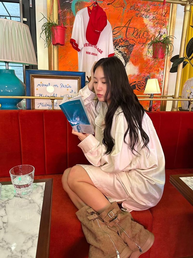“붉은 소파에 머문 사유”…소유, 묵직한 시선→감성 독서의 미학 / 걸그룹 씨스타 소유 인스타그램