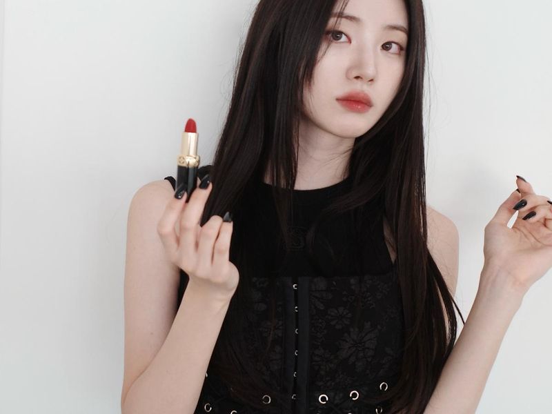 “새빨간 무드가 감돈다”…신시아, 고요한 시선→립스틱으로 완성한 압도적 존재 / 배우 신시아 인스타그램