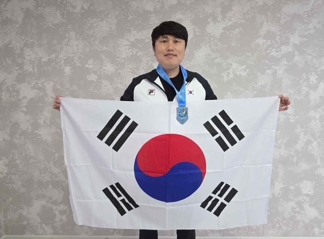 “10m 무빙타깃 금빛 질주”…정유진, 아시아사격선수권 금·은·동 석권 / 연합뉴스