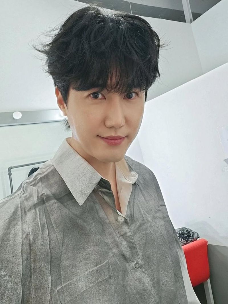 “선선한 오후의 여운”…신성, 잔잔한 미소로→가을 감성 자아내다 / 가수 신성 인스타그램