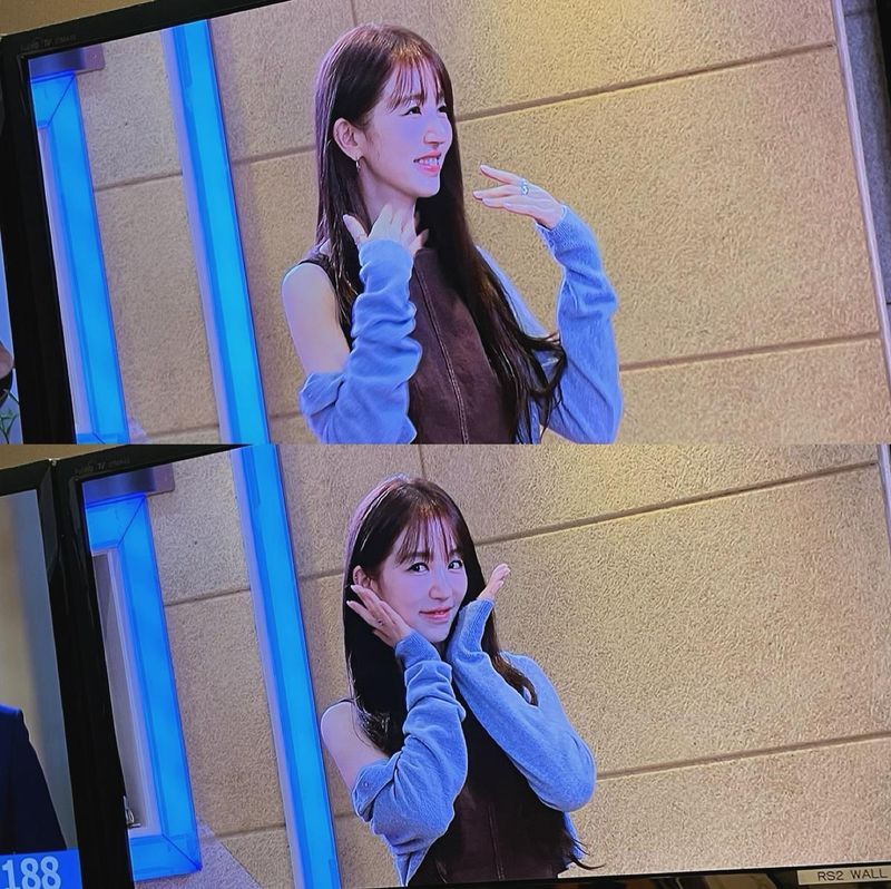 “정오의 희망곡 시간”…윤은혜, 수줍은 미소→여름 청량감 물씬 / 걸그룹 베이비복스, 배우 윤은혜 인스타그램