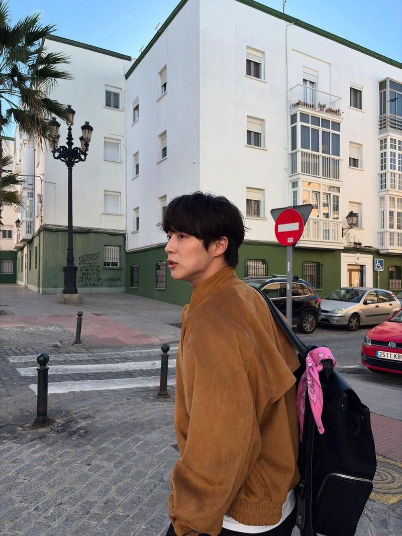 “낯선 거리 위 한 걸음”…배인혁, 여름 오후의 여운→여행 속 고요한 표정 / 배우 배인혁 인스타그램