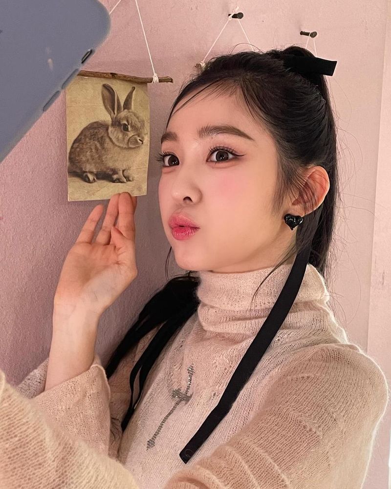 “토끼와 마주한 순간”…아이린, 부드러운 시선→고요한 아우라 / 걸그룹 레드벨벳 아이린 배주현 인스타그램