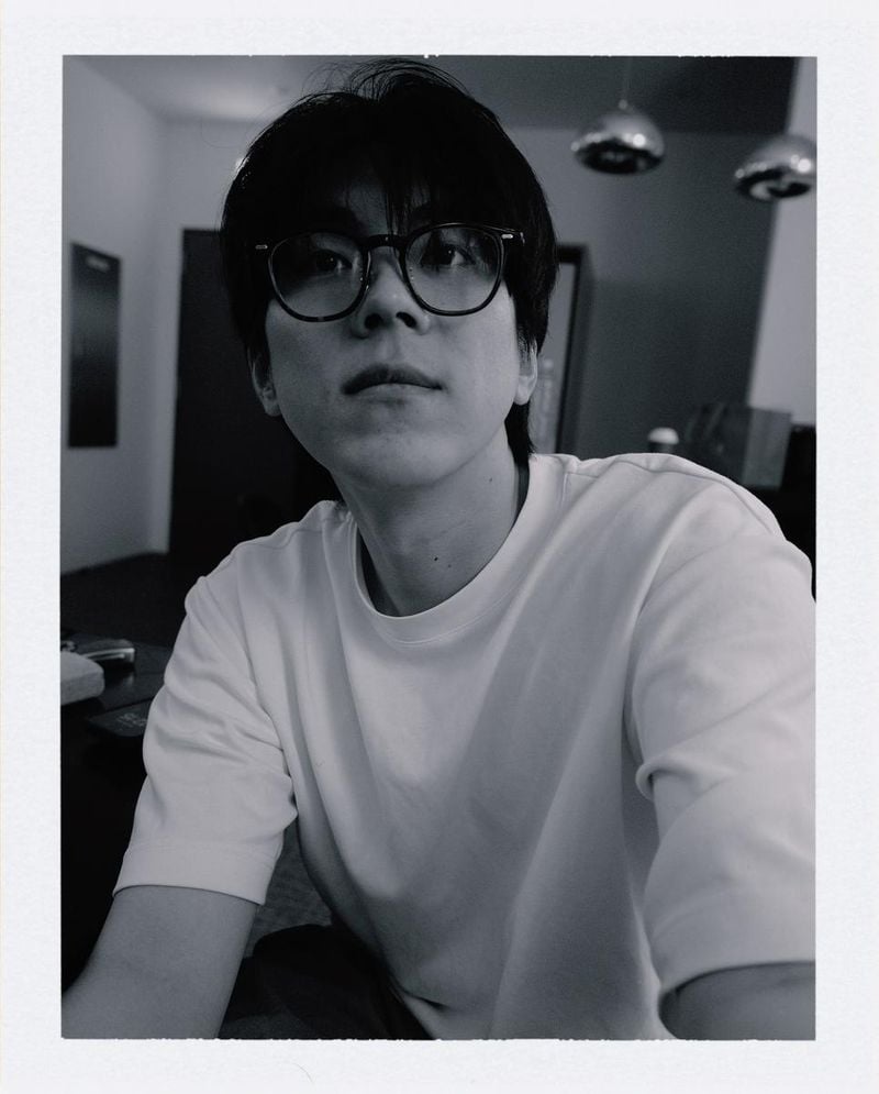 “흑백의 오후, 고요한 시선”…홍이삭, 깊어진 자신만의 여름→차분한 매력 드러내 / 가수 홍이삭 인스타그램