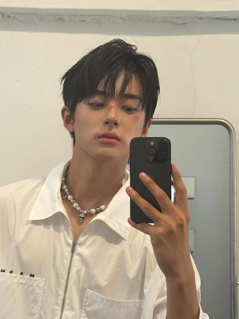 “거울 너머로 흐르는 여운”…김민규, 여름 오후→섬세한 눈빛 포착 / 배우 김민규(2001) 인스타그램