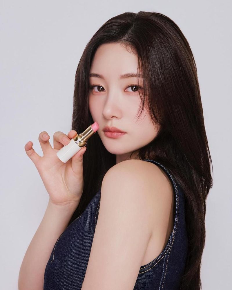 “입술 위로 스미는 여름”…정채연, 고요한 눈빛→분위기 장악 / 걸그룹 아이오아이 정채연 인스타그램