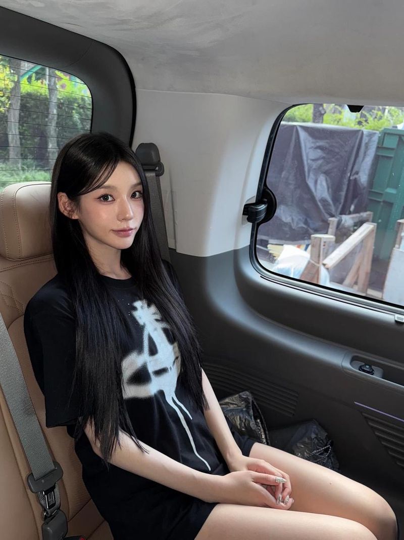 “차분한 오후, 긴 머릿결 속 여운”…이수담, 청초한 분위기→여름 감성 한가득 / 걸그룹 시크릿넘버 이수담 인스타그램