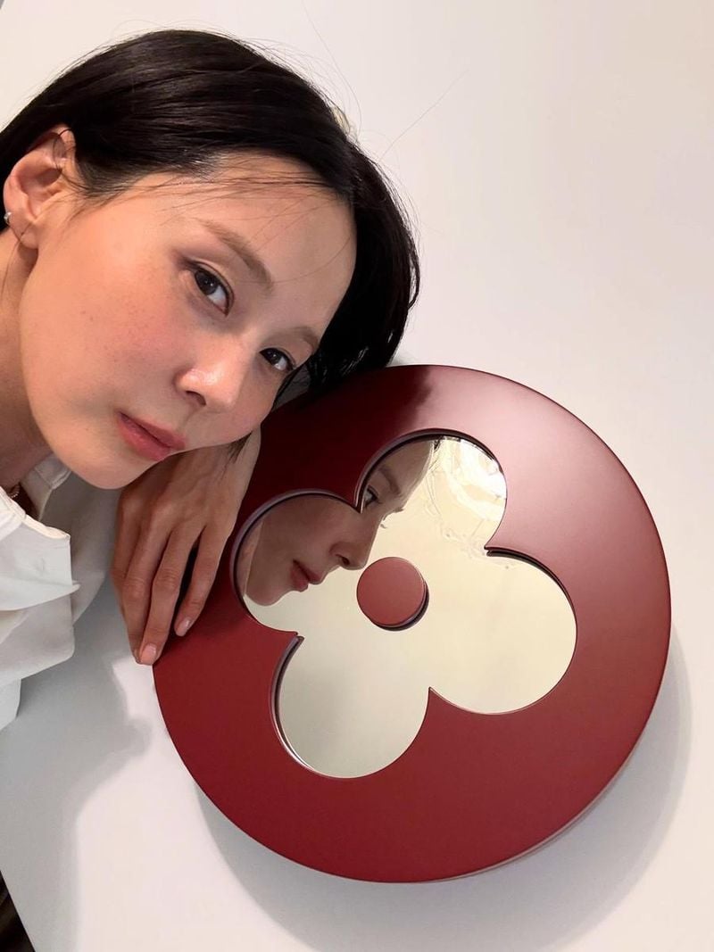 “루이비통 뷰티의 신비로움”…김나영, 거울 안 시선→여운 깊은 근황 / 방송인 김나영 인스타그램