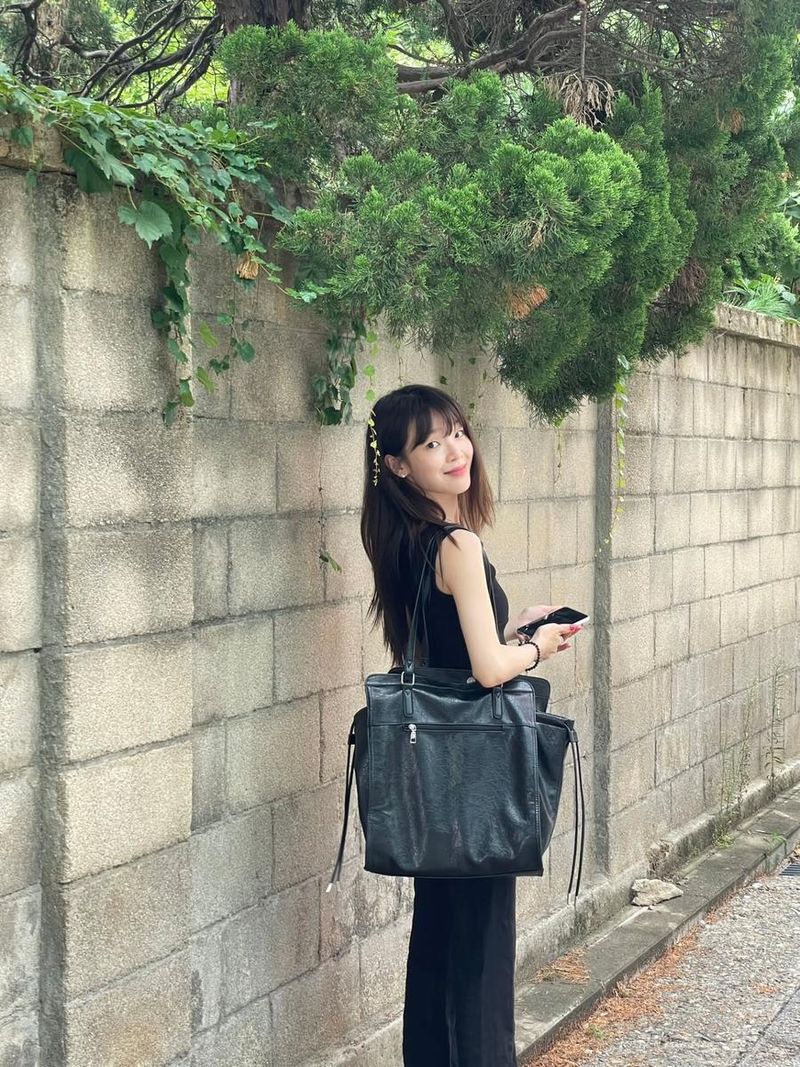 “초록 그림자 따라 걸어요”…현승희, 여름기운 속 산책→청량한 무드 / 걸그룹 오마이걸 현승희 인스타그램
