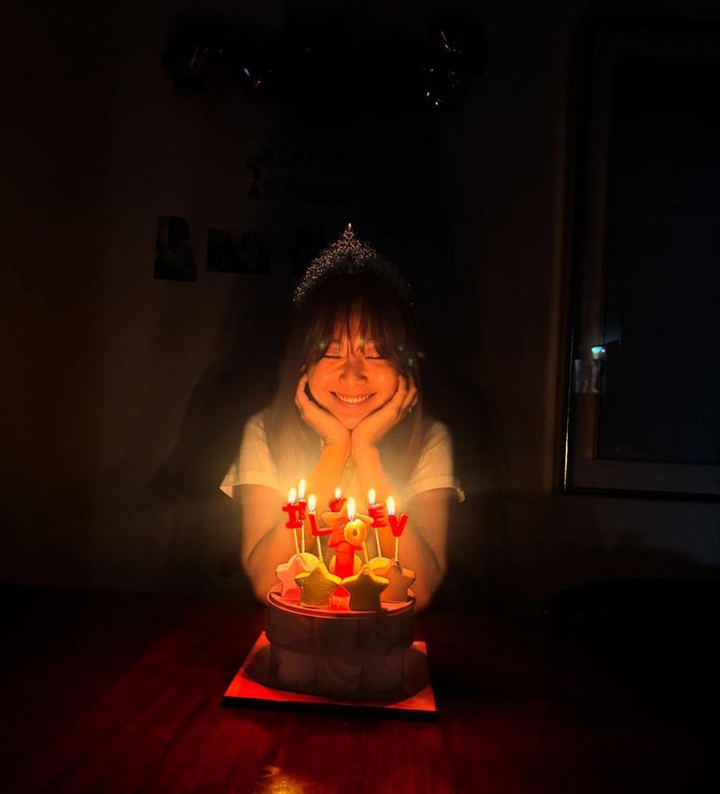 “작은 불빛에 살며시 웃음짓고”…이영은, 생일의 온기→한여름 밤 설렘 / 배우 이영은(1982) 인스타그램