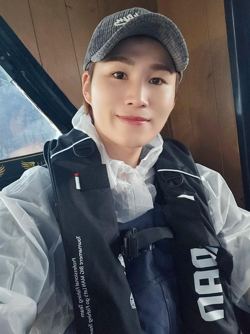 “흐르는 물 위에서 만난 희재”…김희재, 여유로움 속 단단함→화사한 미소 / 가수 김희재 인스타그램