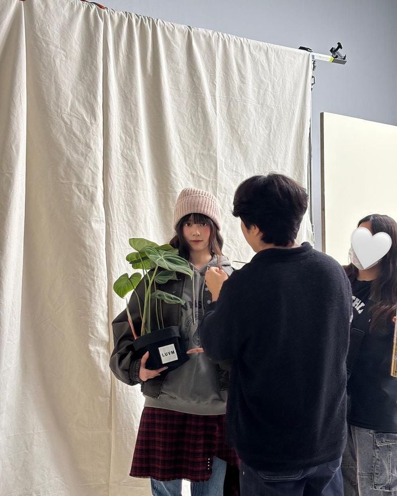 “침묵의 시선이 닿은 순간”…김민주, 피어나는 가을→몽환적 분위기 속 존재감 / 걸그룹 아이즈원 김민주 인스타그램