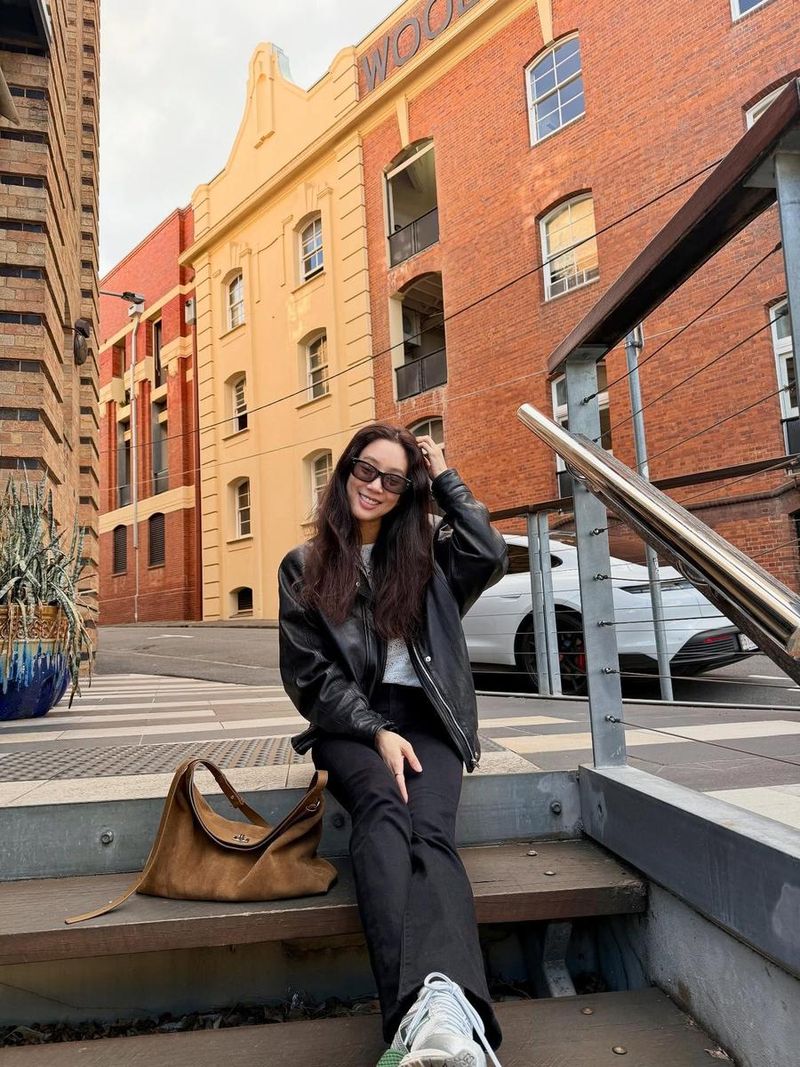 “가을이 문 앞까지 왔죠”…정려원, 여유로운 미소→도심 산책 감성 / 배우 정려원 인스타그램